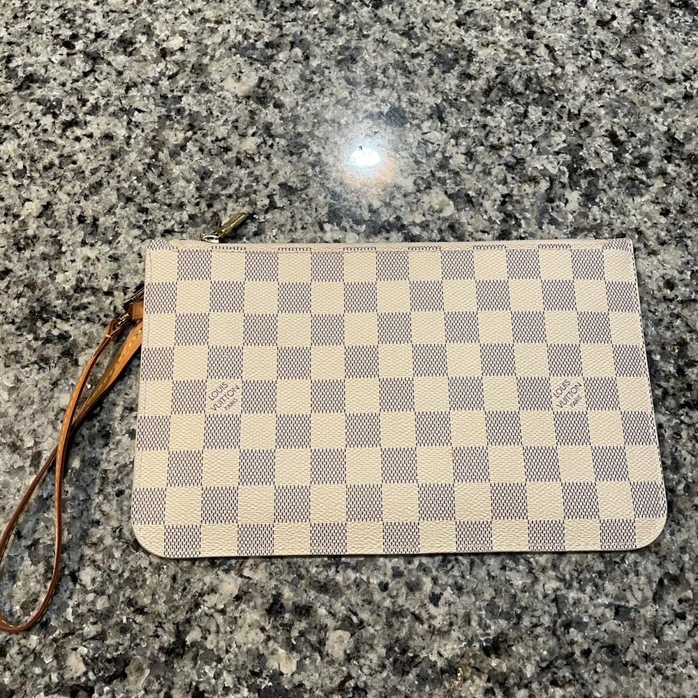 Louis Vuitton Damier Neverfull Pochette